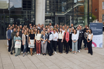 Gruppenfoto der Vertreterinnen und Vertreter der Allianz für Lehrkräftebildung Schleswig-Holstein bei ihrer Tagung am 10. Juli 2025. Das Bild zeigt die rund 60 Teilnehmenden vor dem Wissenschaftszentrum Kiel